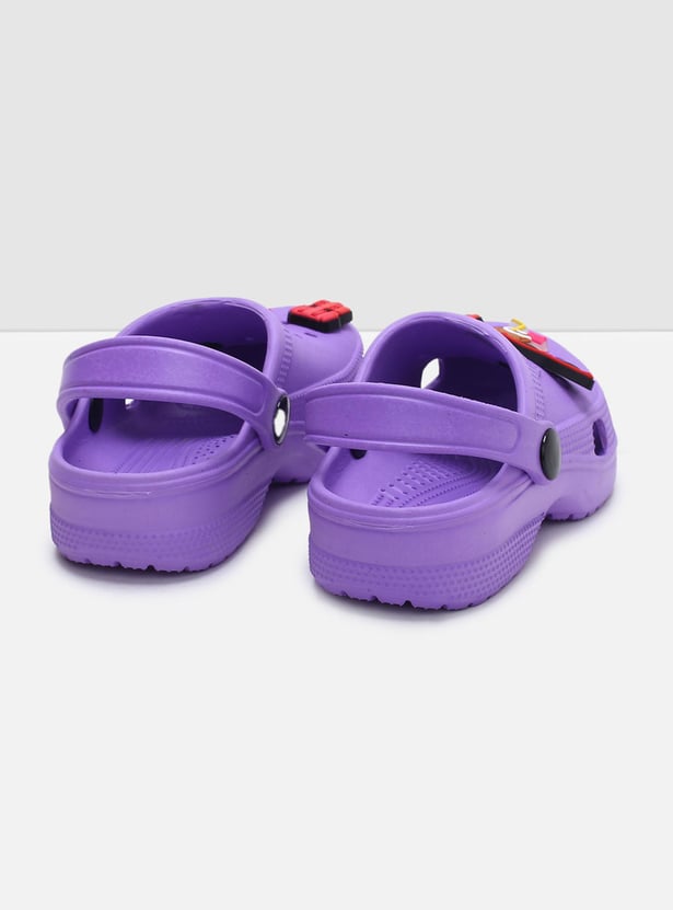 Girls Charm Detailed Pivoting Strap Clogs