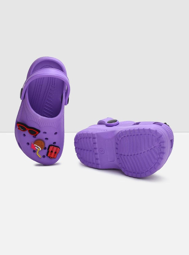 Girls Charm Detailed Pivoting Strap Clogs