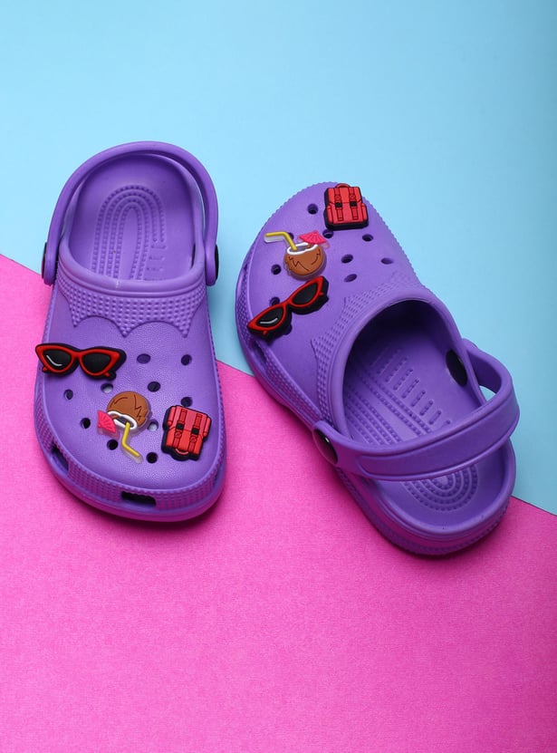 Girls Charm Detailed Pivoting Strap Clogs
