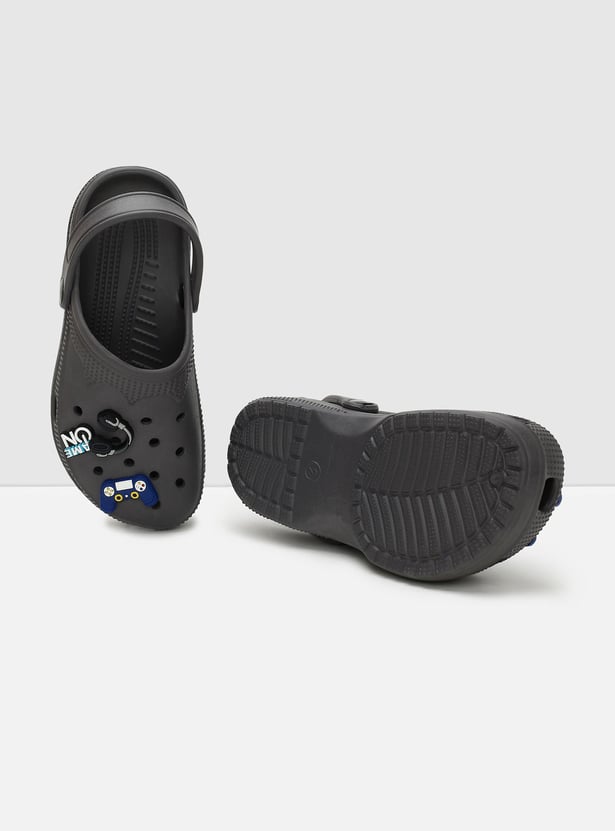Boys Charm-Detailed Clogs with Pivoting Strap