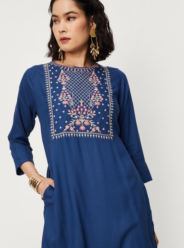 Women Embroidered Kurta with Pocket