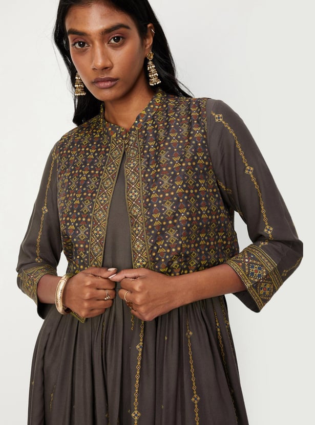 Women Embroidered Kurta with Jacket