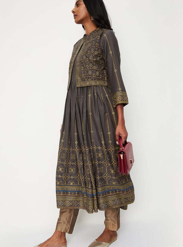 Women Embroidered Kurta with Jacket