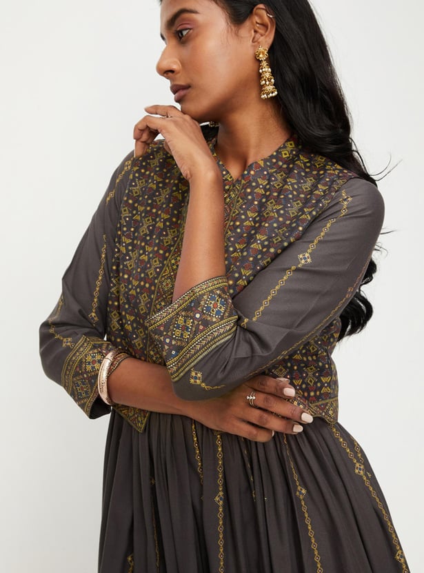 Women Embroidered Kurta with Jacket