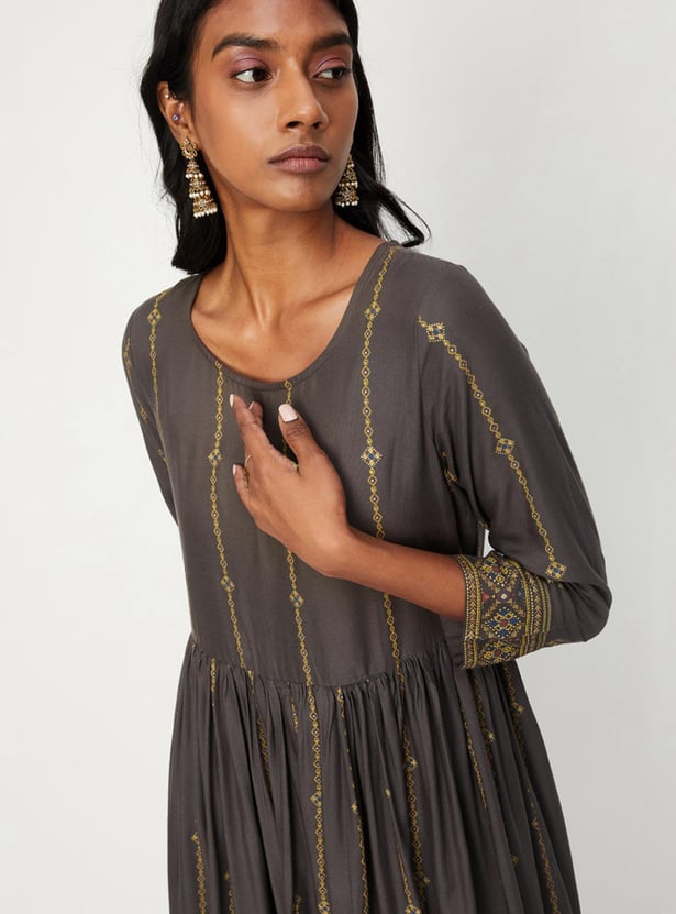 Women Embroidered Kurta with Jacket