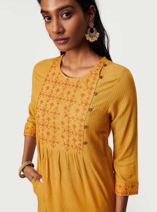 Women Embroidered Kurta with Pocket