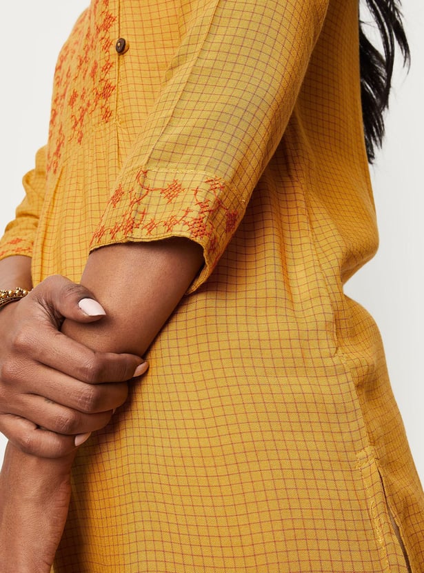 Women Embroidered Kurta with Pocket