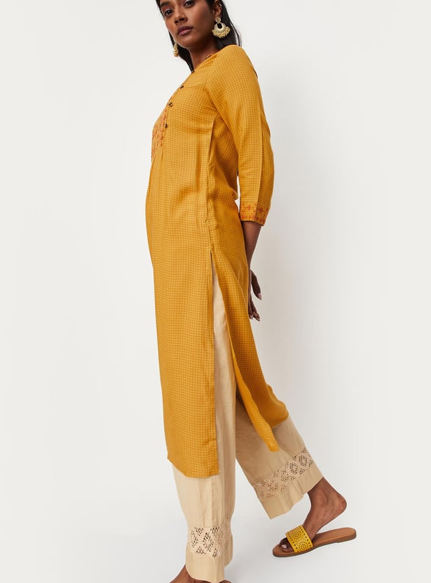 Women Embroidered Kurta with Pocket