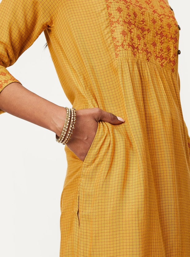 Women Embroidered Kurta with Pocket