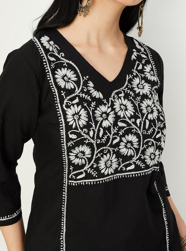 Women Chikankari Embroidered Straight Kurta