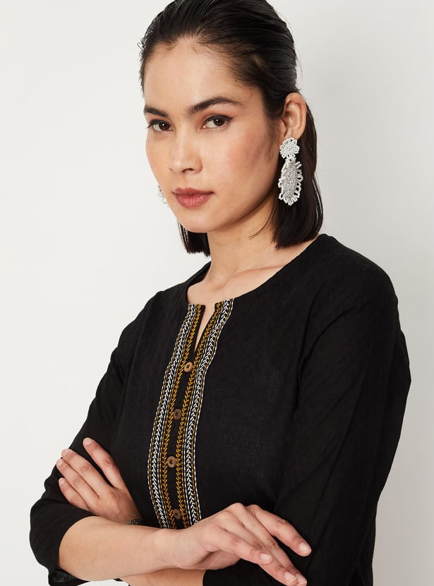 Women Embroidered Dobby Kurta