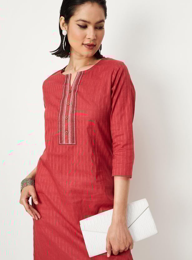 Women Embroidered Dobby Kurta