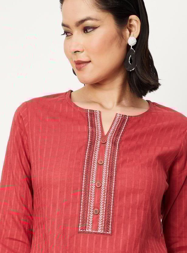 Women Embroidered Dobby Kurta