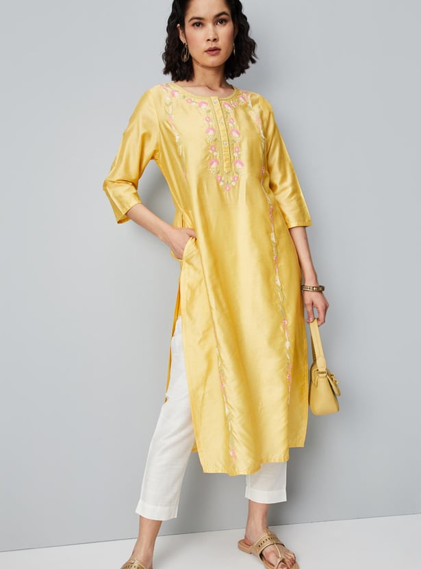 Women Embroidered Kurta with Pocket