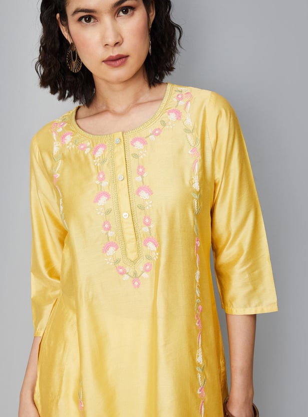 Women Embroidered Kurta with Pocket