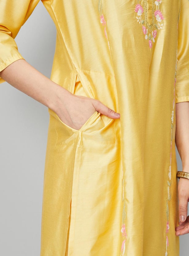 Women Embroidered Kurta with Pocket