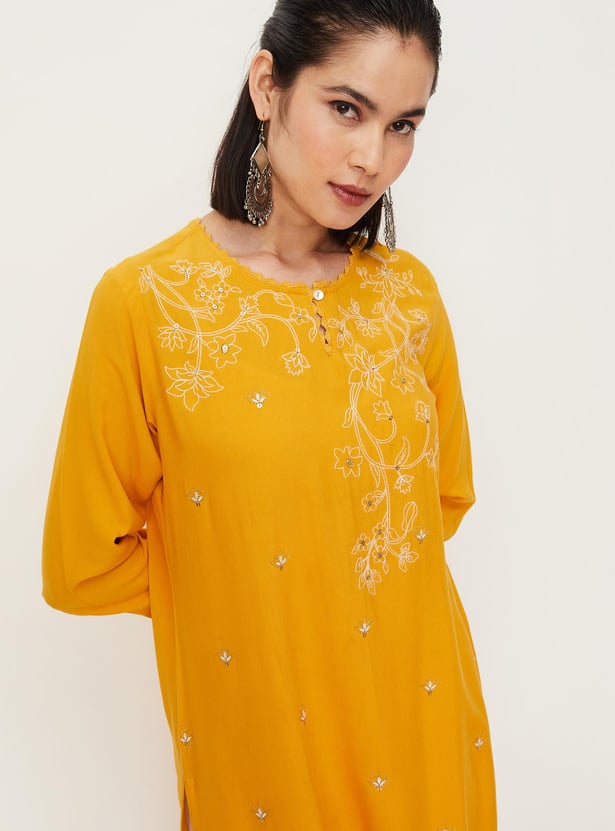 Women Floral Embroidered Straight Kurta