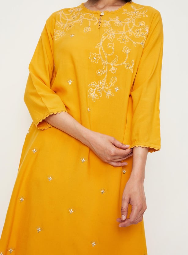 Women Floral Embroidered Straight Kurta