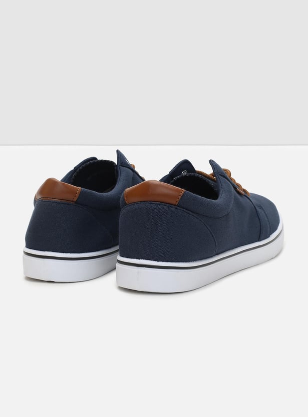 Men Solid Lace-Up Canvas Shoes