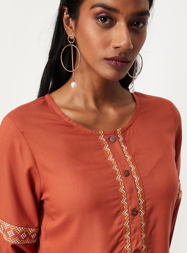Women Embroidered Kurta with Pocket