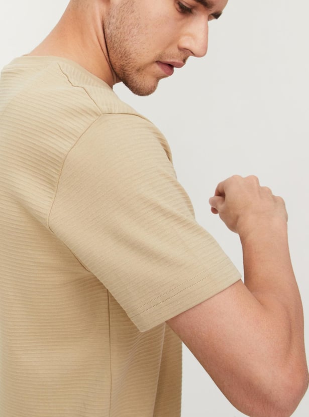 Men Textured Slim Fit Structured T-shirt