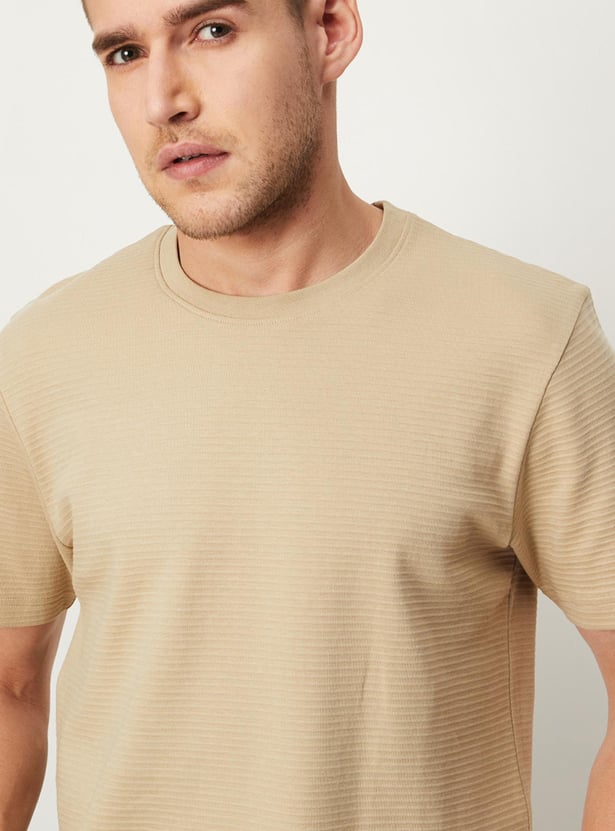 Men Textured Slim Fit Structured T-shirt