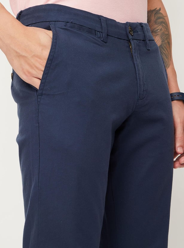 Men Solid Slim Fit Structured Chino Trousers