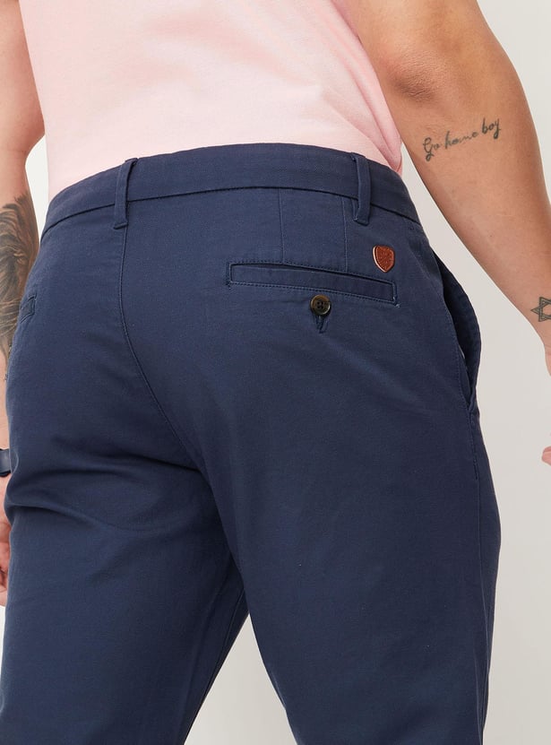 Men Solid Slim Fit Structured Chino Trousers