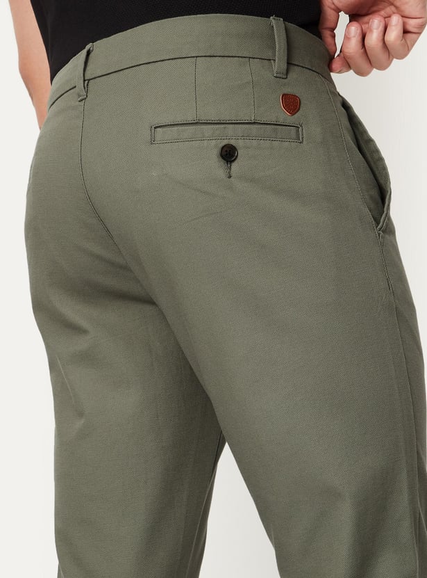 Men Solid Slim Fit Structured Chino Trousers