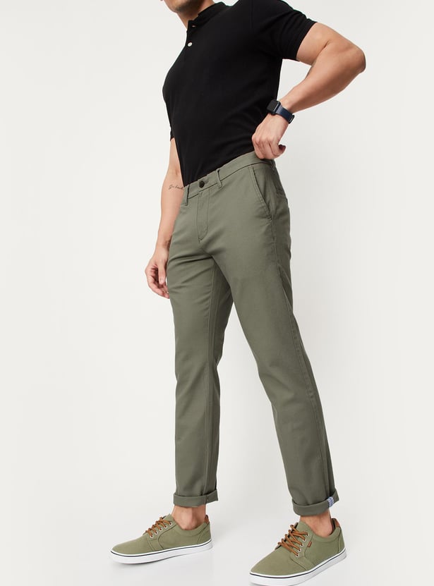 Men Solid Slim Fit Structured Chino Trousers