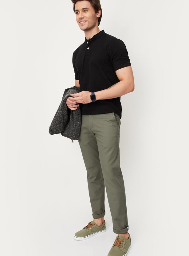 Men Solid Slim Fit Structured Chino Trousers