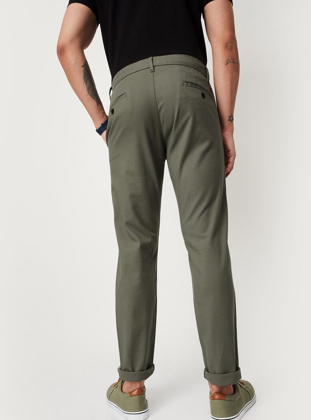 Men Solid Slim Fit Structured Chino Trousers