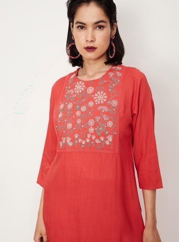 Women Embellished Round Neck Straight Kurta