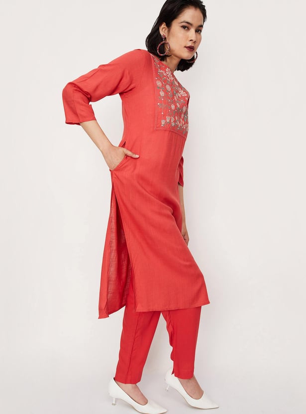 Women Embellished Round Neck Straight Kurta