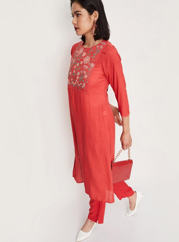 Women Embellished Round Neck Straight Kurta