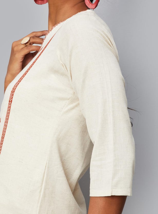 Women Embroidered Kurta with Pockets