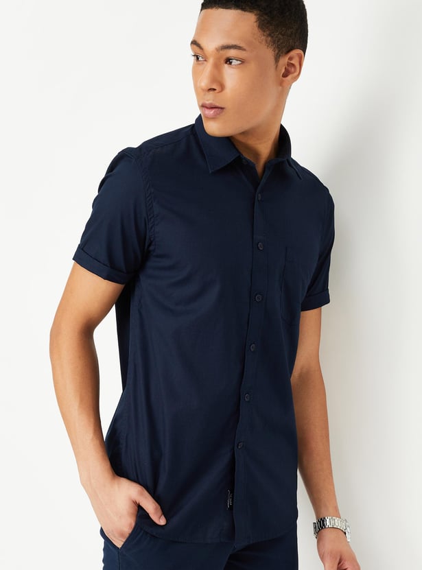 Men Solid Slim Fit Casual Shirt