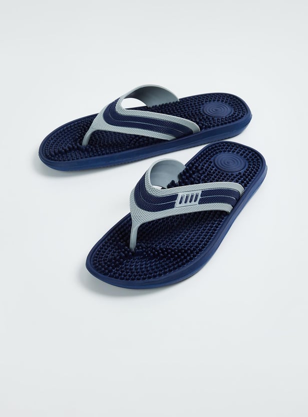 Men Textured V-Strap Slippers