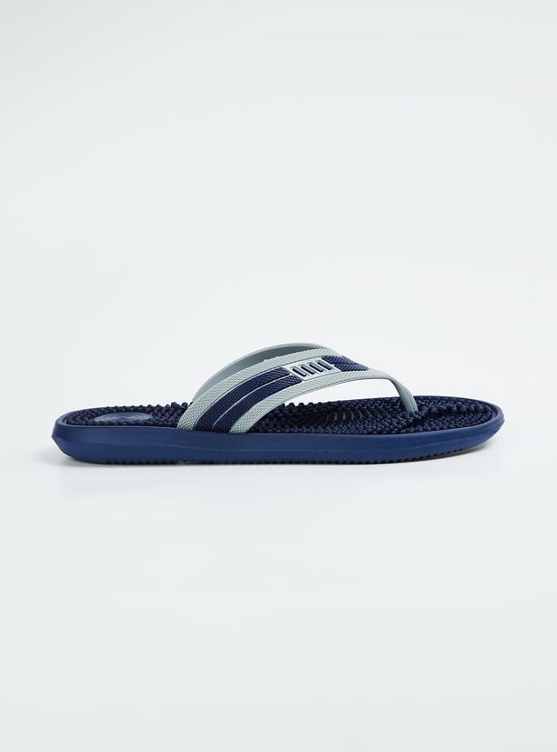 Men Textured V-Strap Slippers