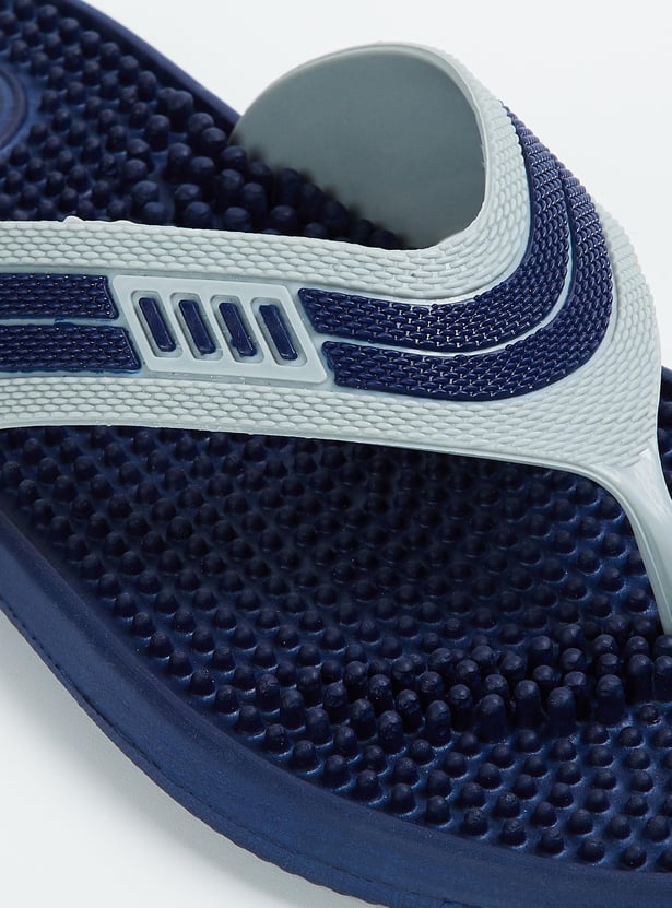 Men Textured V-Strap Slippers