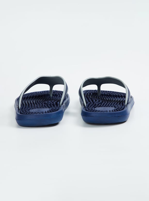 Men Textured V-Strap Slippers