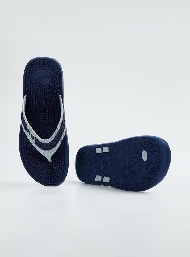 Men Textured V-Strap Slippers