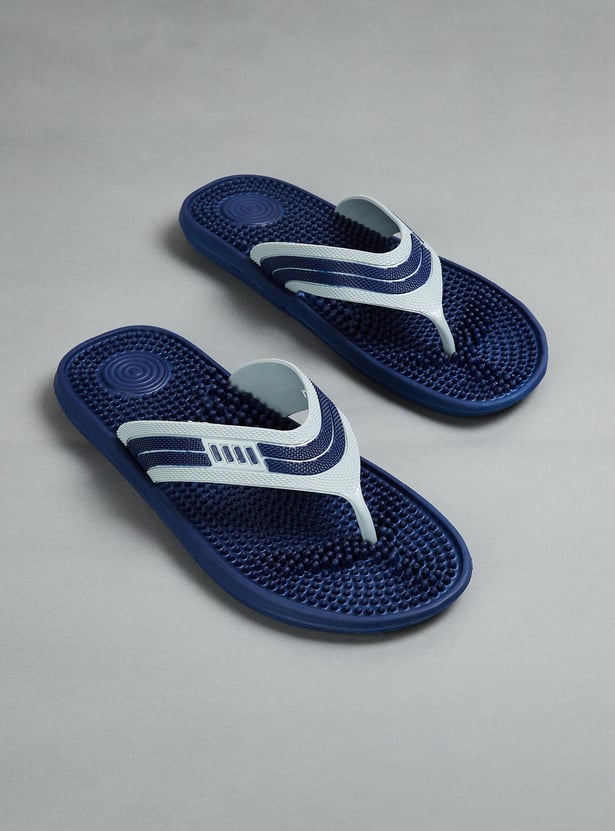Men Textured V-Strap Slippers