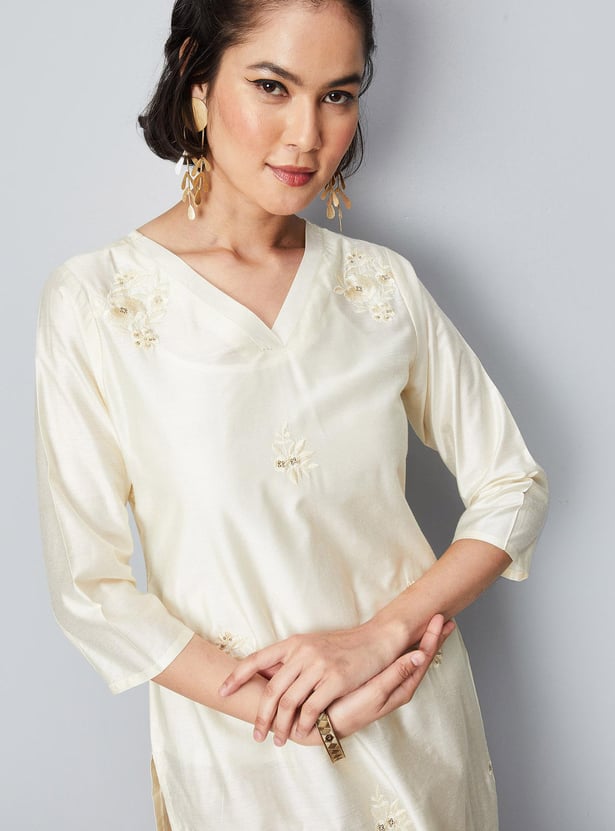 Women Embroidered V-Neck Straight Kurta