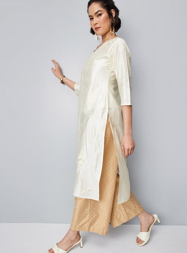 Women Embroidered V-Neck Straight Kurta