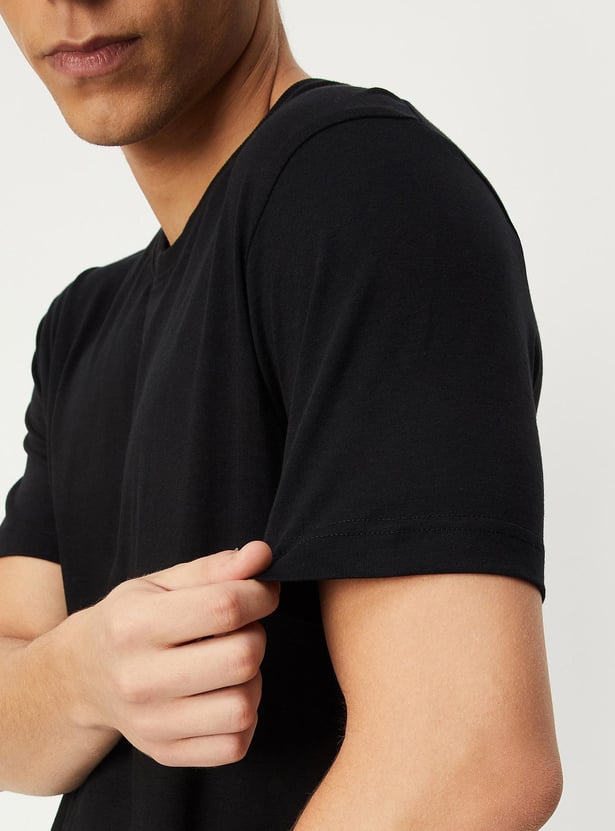 Men Colourblock Slim Fit T-shirt