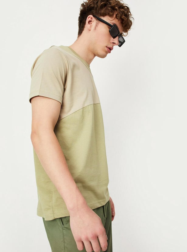 Men Colourblocked Slim Fit T-shirt