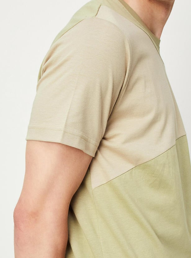 Men Colourblocked Slim Fit T-shirt