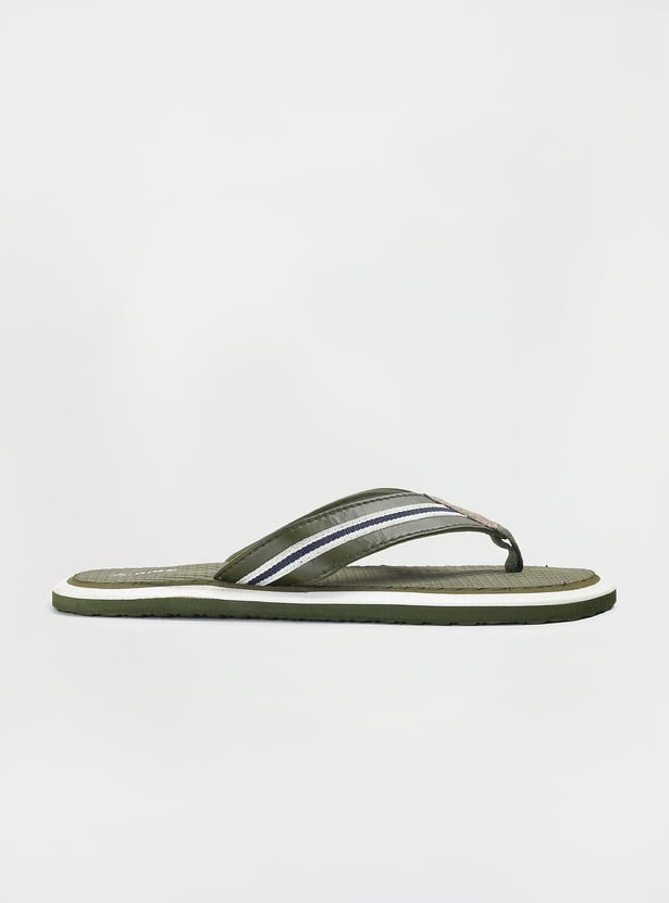 Men Textured V-Strap Slippers
