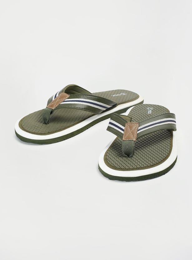 Men Textured V-Strap Slippers